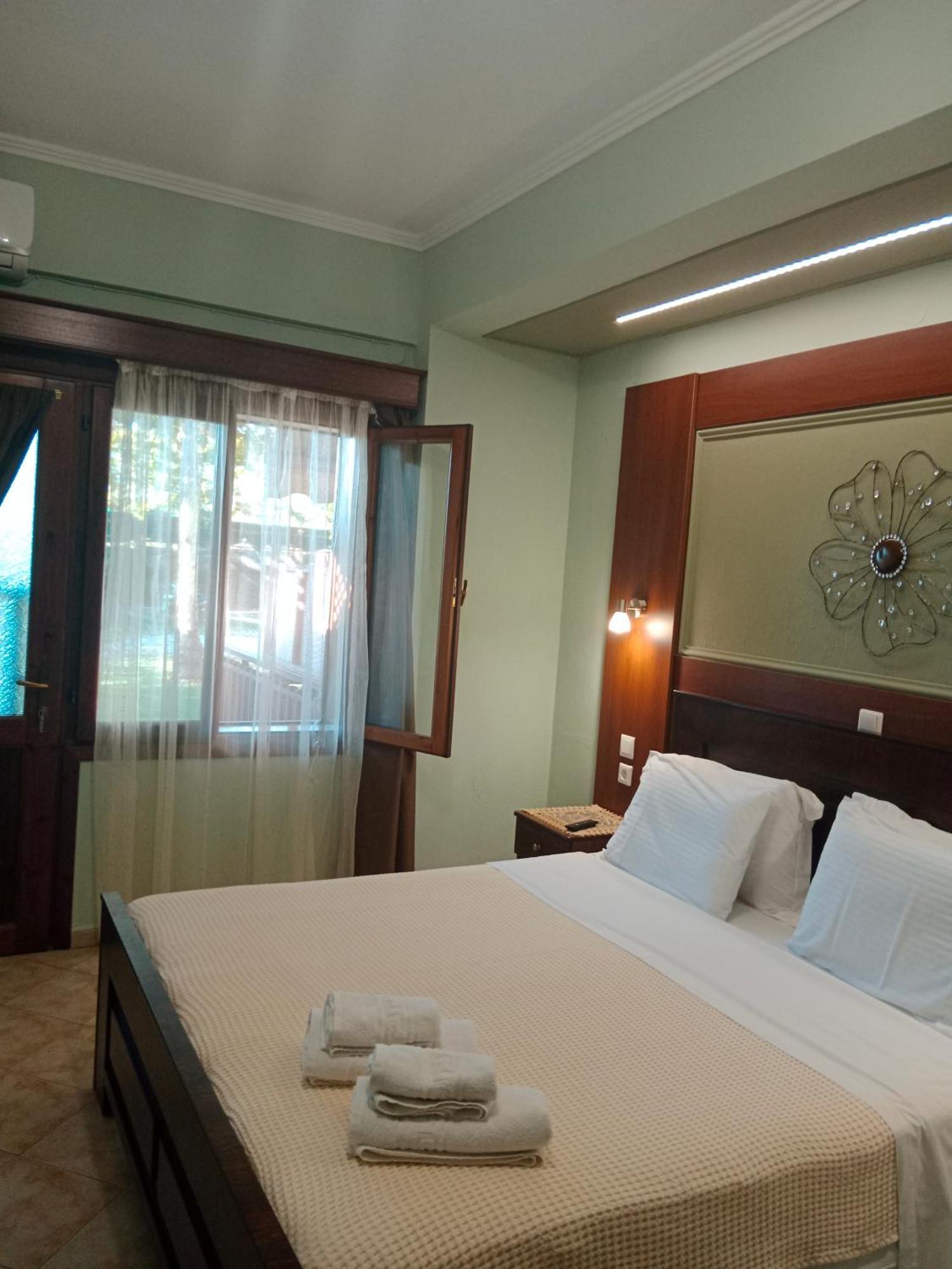 Xenonas Arxontiko Apartamento Káto Loutrákion Exterior foto
