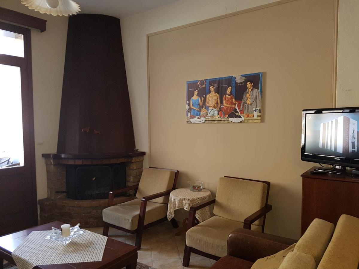 Xenonas Arxontiko Apartamento Káto Loutrákion Quarto foto